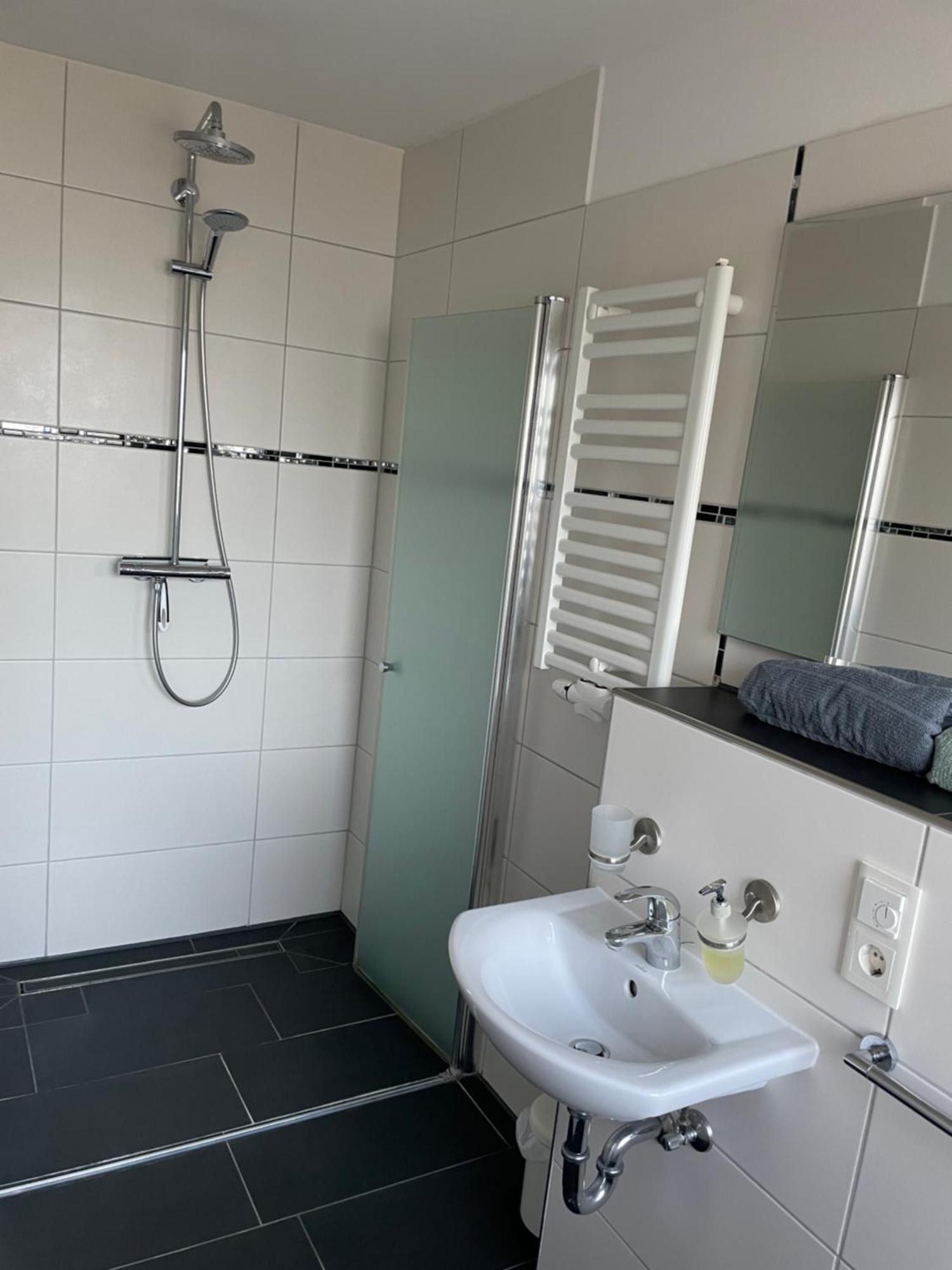 Ferienwohnung Mit Fussbodenheizung Nahe Messe, Gratis Parkplatz Und Abstellplatz E - Bike Hannover Buitenkant foto