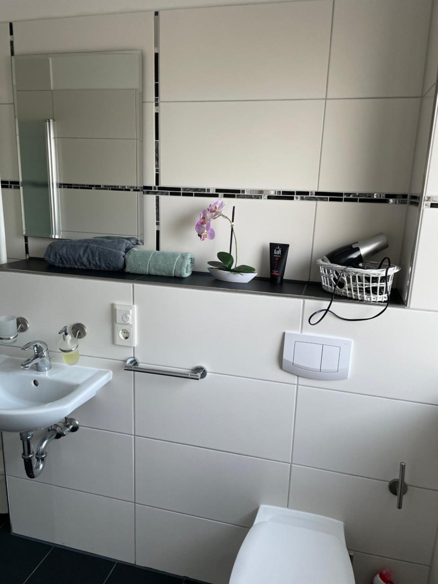Ferienwohnung Mit Fussbodenheizung Nahe Messe, Gratis Parkplatz Und Abstellplatz E - Bike Hannover Buitenkant foto